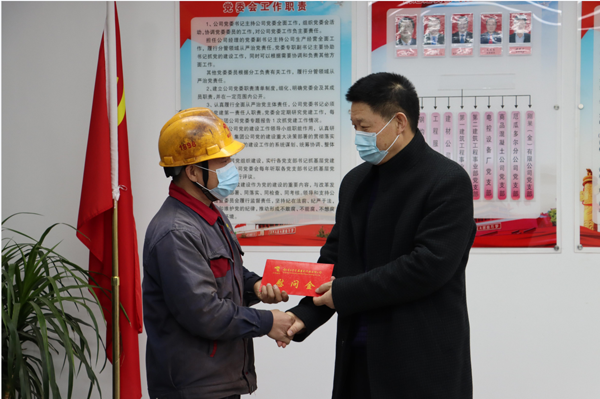 集團公司黨委委員、副總經(jīng)理胡新付到公司走訪慰問