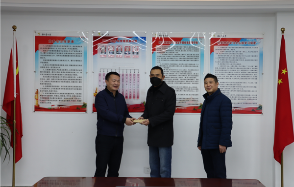 集團公司黨委委員、副總經(jīng)理胡新付到公司走訪慰問